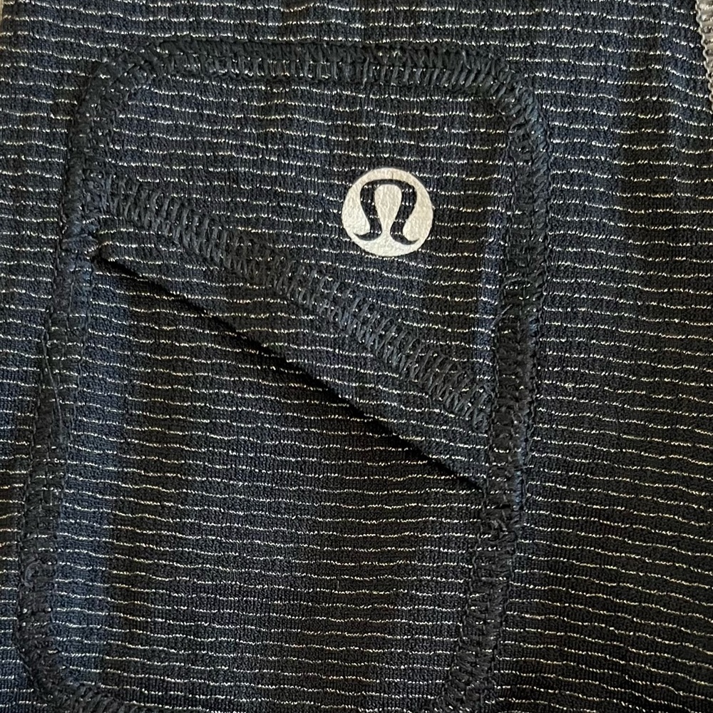Lululemon • Black & Gray Run Revitalize Tech Tee • Size 6 - Picture 3 of 5